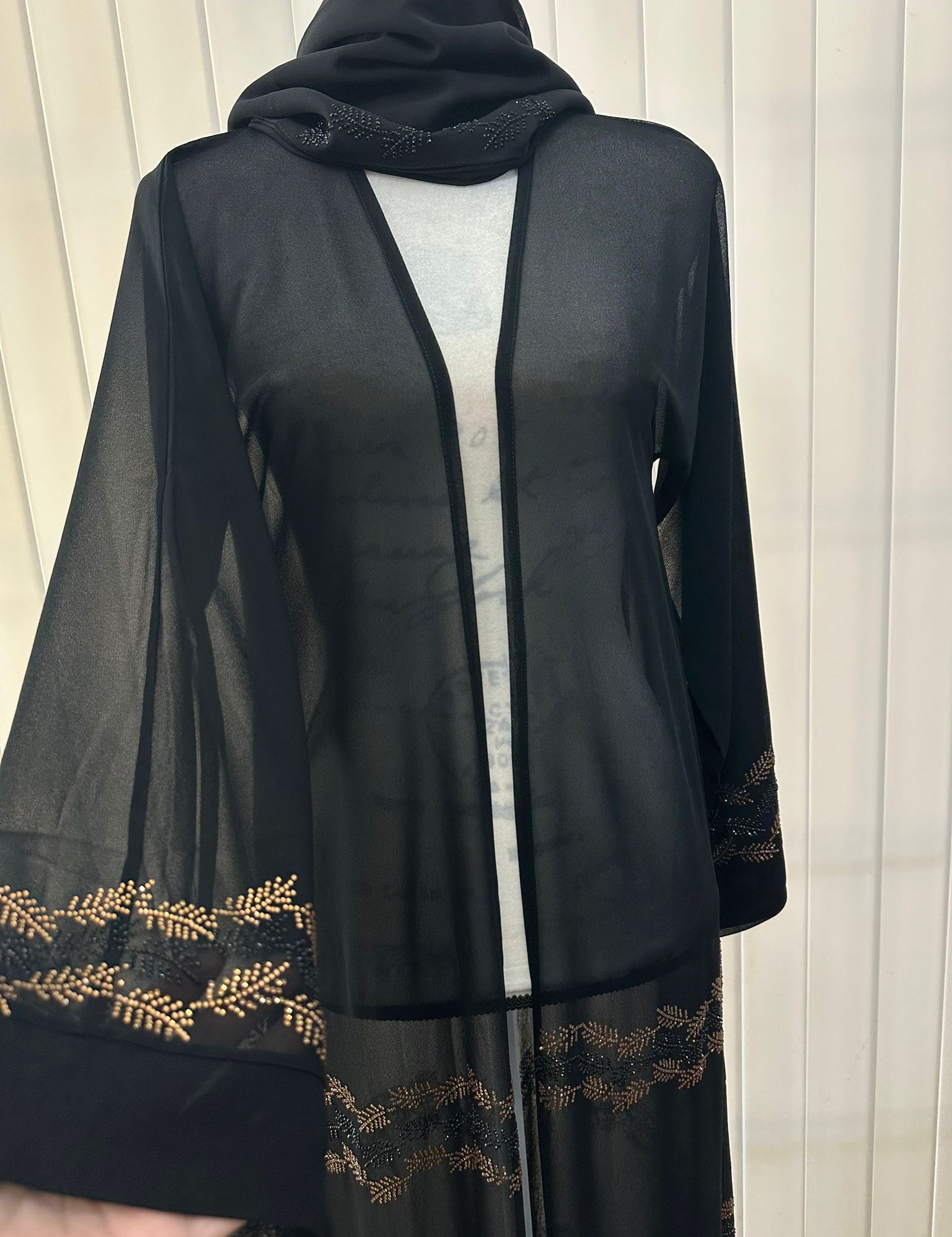 Maysara_chiffonn_abaya_black_and_gold_2.jpg