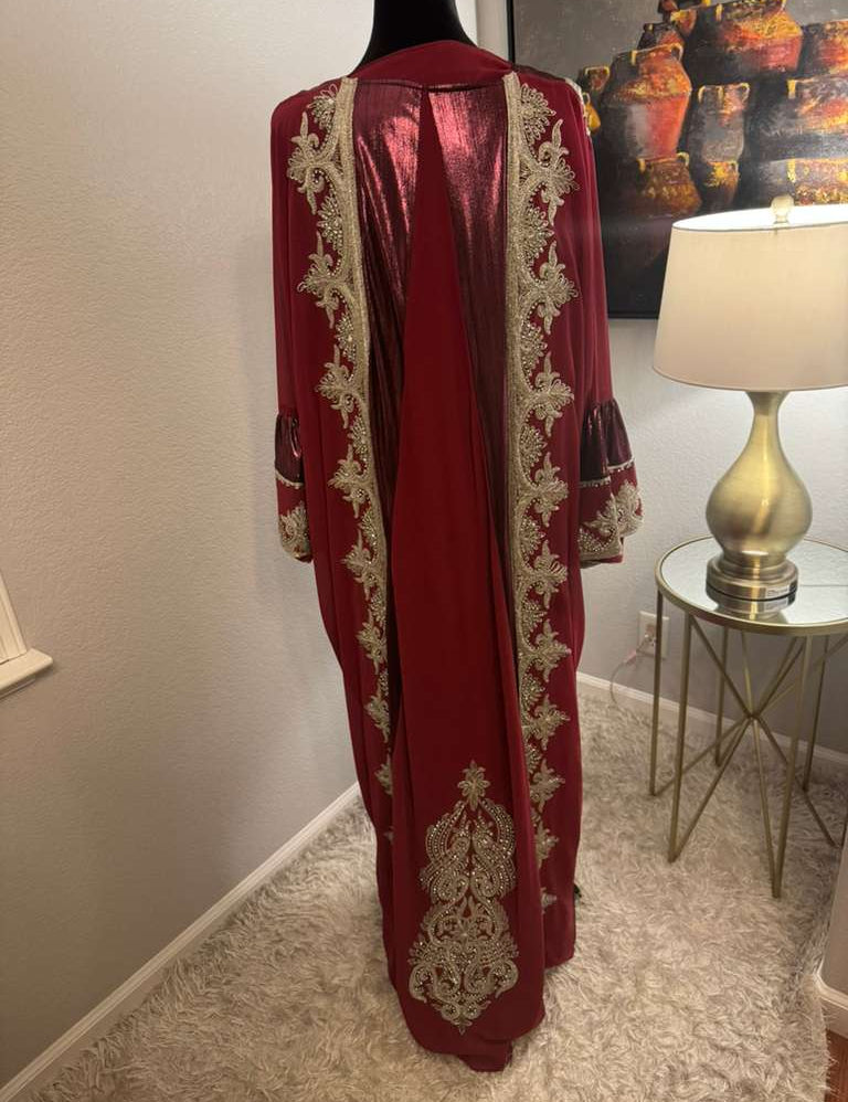 Taylor_Kuftan_maroon_5.jpg