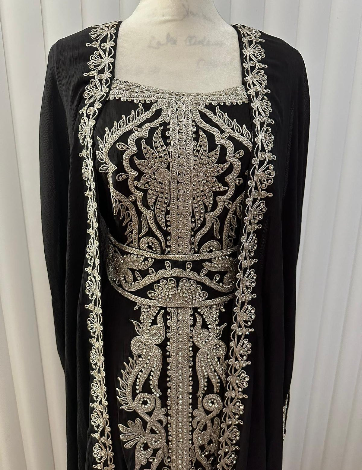 Zara_Kuftan_black_and_silver.jpg